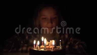 儿童生日派对在晚上吹蜡烛，儿童周年庆祝活动